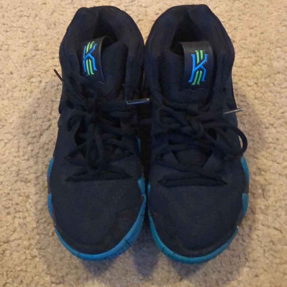 Kyrie 4s in Navy and teal and white size 8 men’s